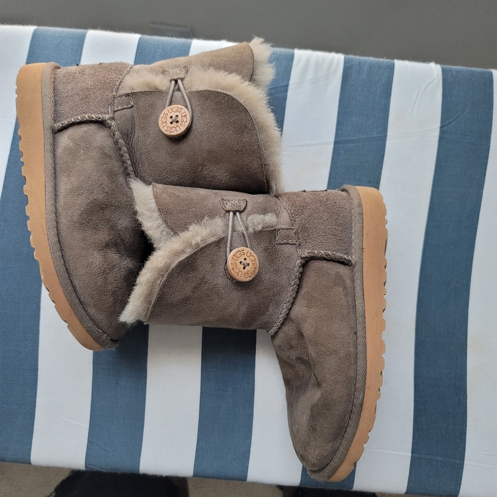 Uggs 13c chestnut